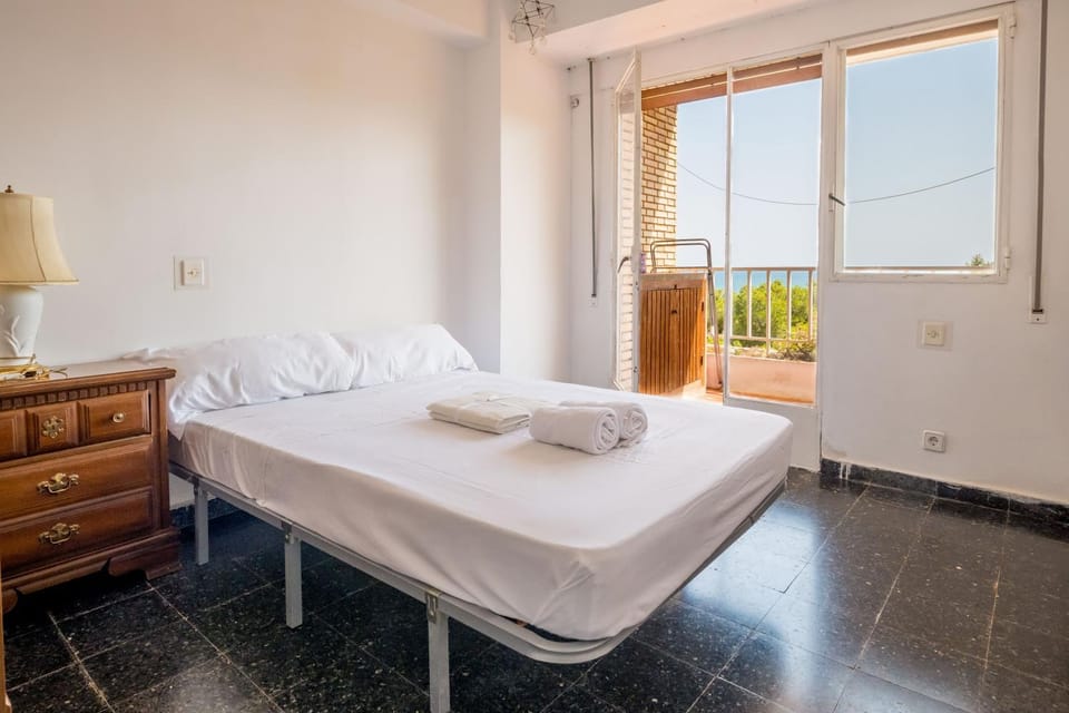 Con terraza con campo fútbol, pin pong con Parking Apartment in Baix Maestrat