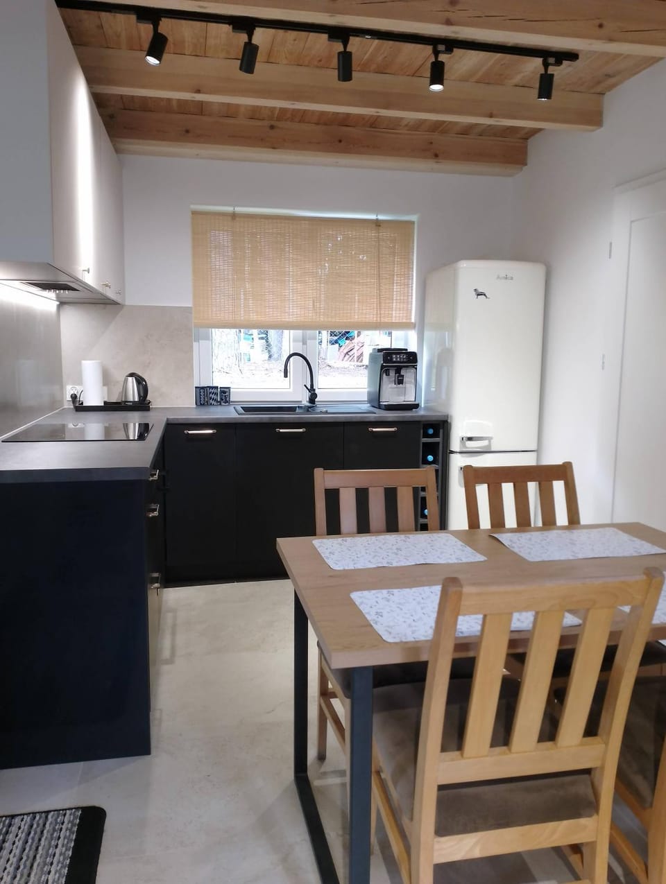 Kitchen or kitchenette, Dining area, dishwasher, oven