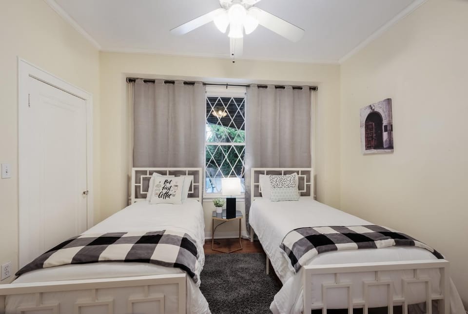 438M- 3 BR Apt with Free Parking on Premises and Coffee Apartment in San Antonio