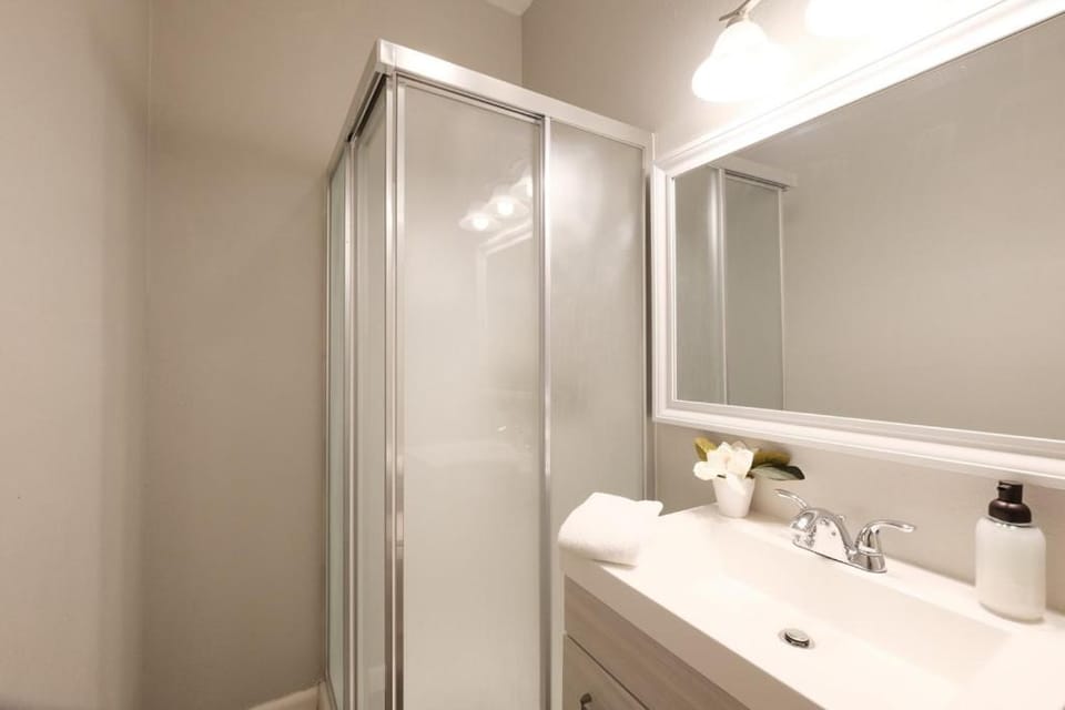 438M- 3 BR Apt with Free Parking on Premises and Coffee Apartment in San Antonio