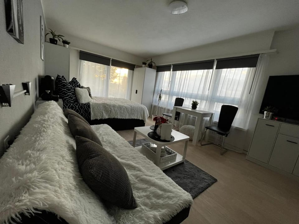 Bed, TV and multimedia, Living room, Photo of the whole room, Seating area, Bedroom