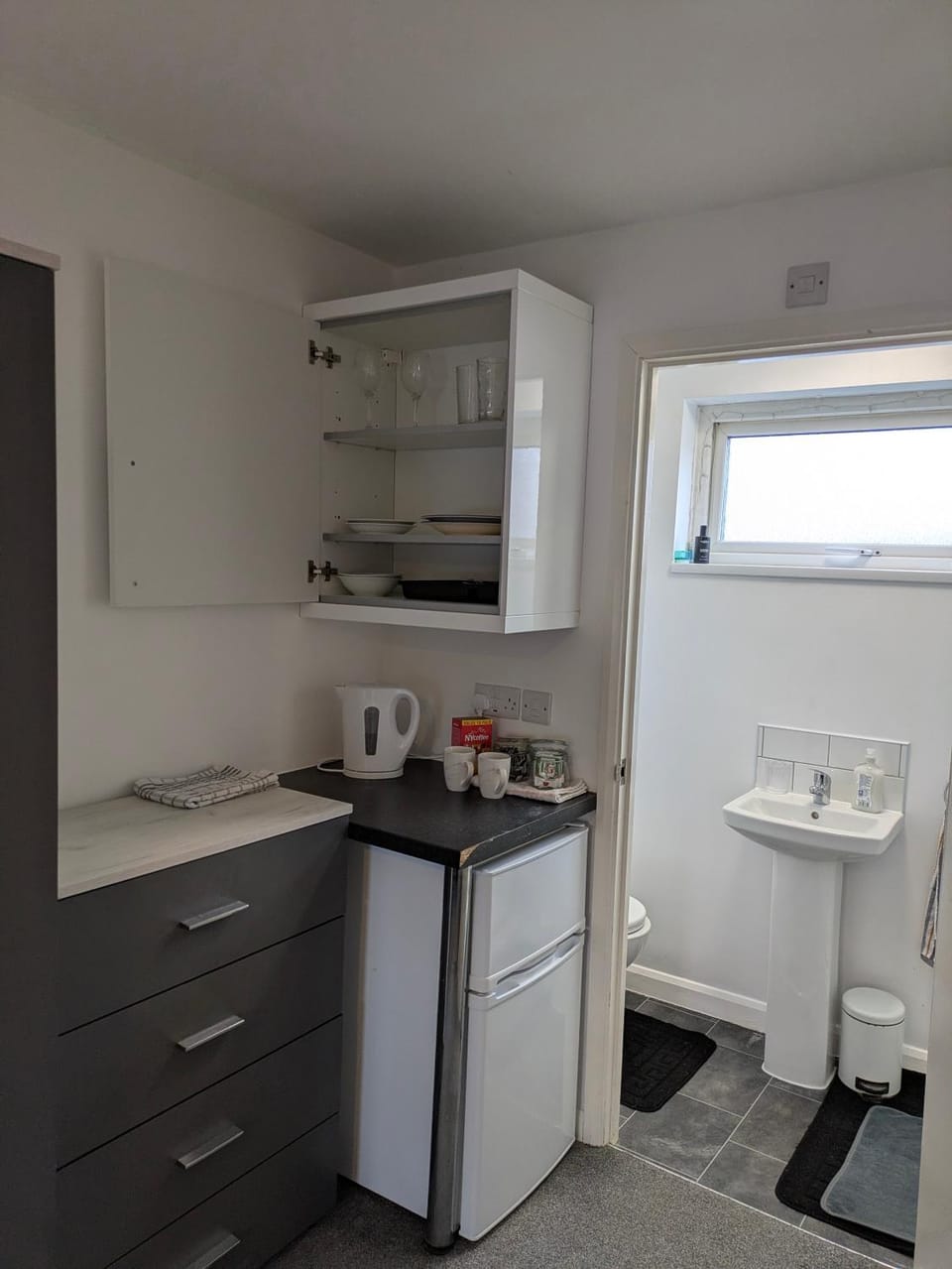En-suite Double Rooms CORBY 1 Single with separate bathroom Short & Longer stays Shared fully equipped kitchen NN17 Off Shetland Way Near Rockingham Vacation rental in Corby