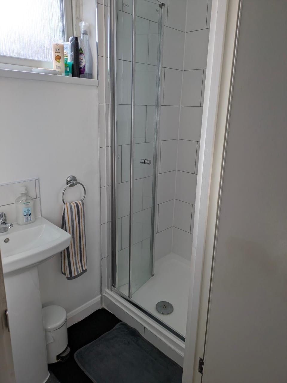 En-suite Double Rooms CORBY 1 Single with separate bathroom Short & Longer stays Shared fully equipped kitchen NN17 Off Shetland Way Near Rockingham Vacation rental in Corby