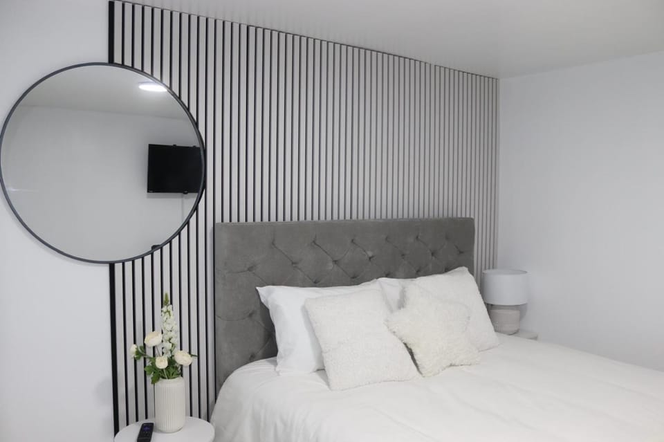 White Cozy Roomzzz Vacation rental in Oldham