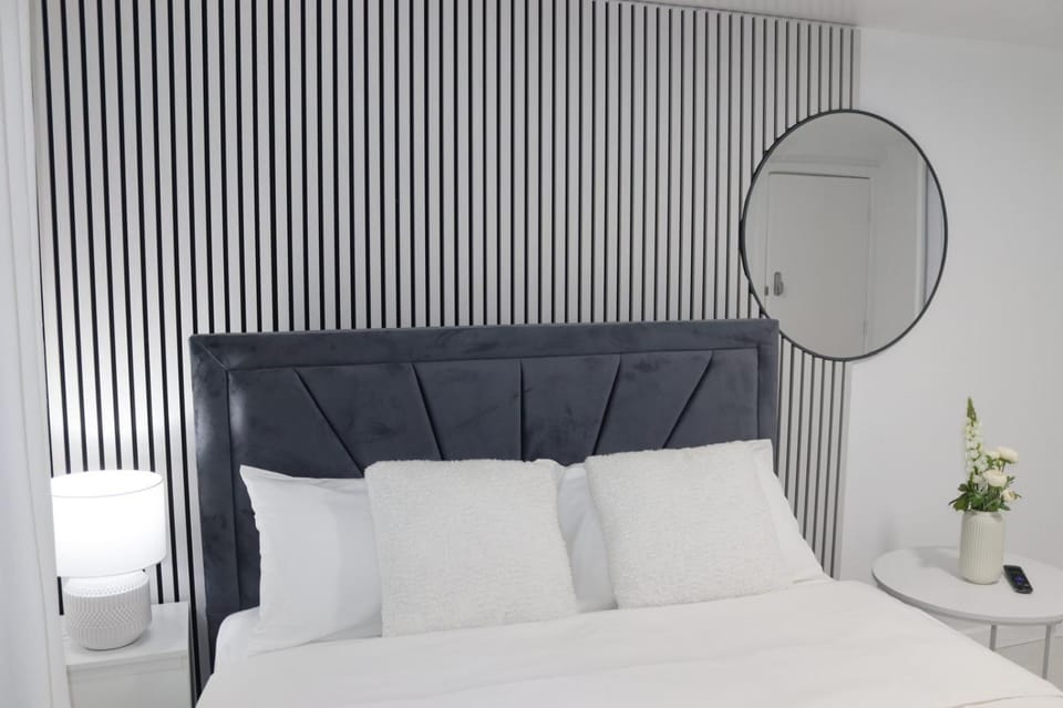 White Cozy Roomzzz Vacation rental in Oldham