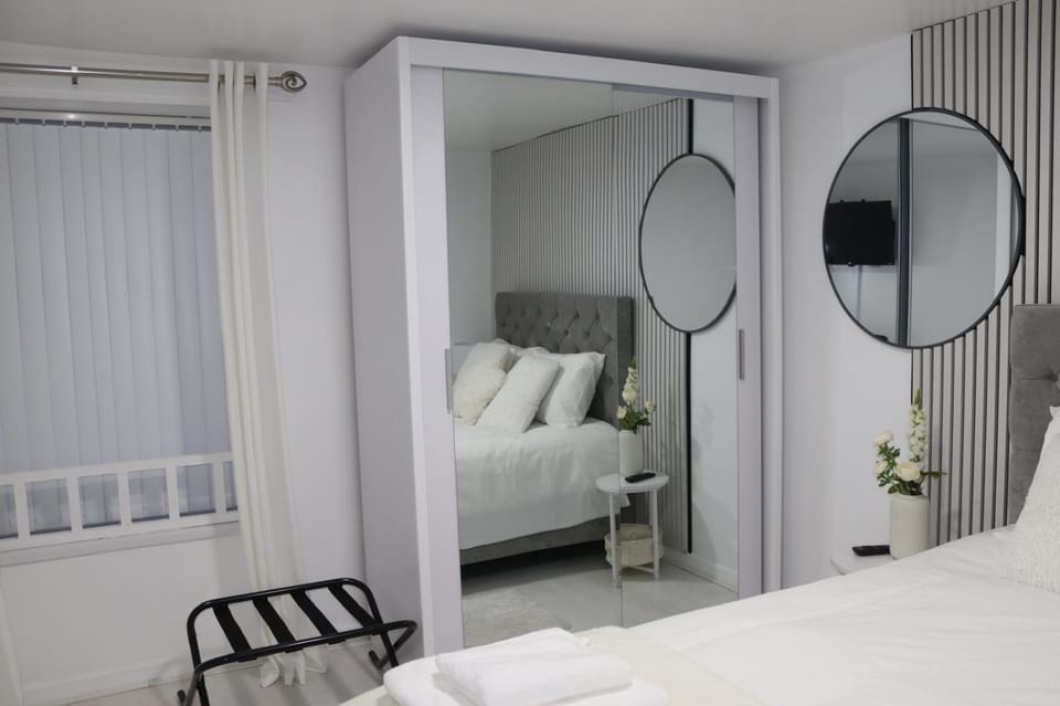 White Cozy Roomzzz Vacation rental in Oldham