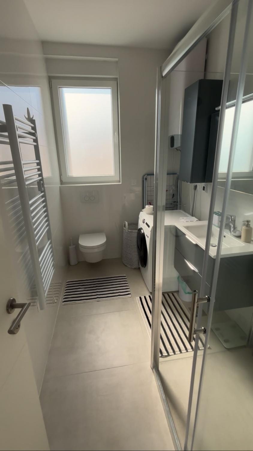 Shower, Toilet