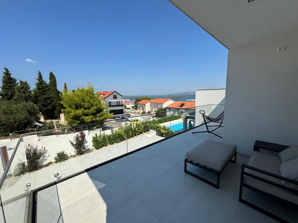Natural landscape, View (from property/room), Balcony/Terrace, Balcony/Terrace, Seating area, Pool view