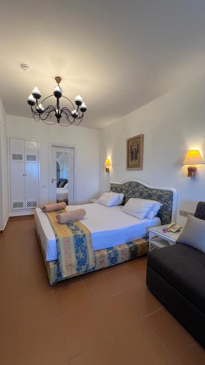 Bed, Living room, Photo of the whole room, Bedroom