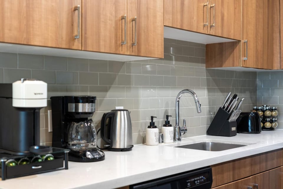 Coffee/tea facilities, Kitchen or kitchenette, stove