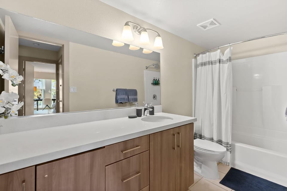 Shower, Toilet, Bathroom, Decorative detail, Bath, towels