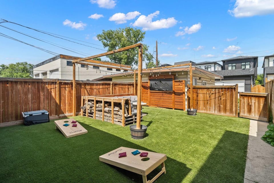 Urban Sanctuary Balcony and Yard in Inglewood YYC House in Calgary