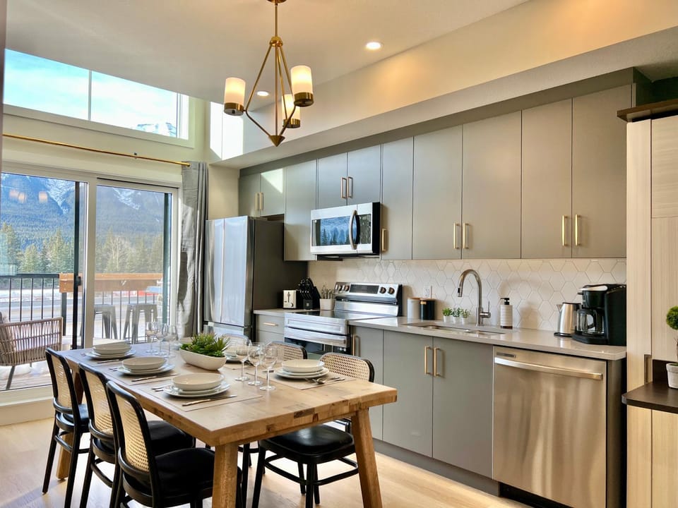 Stunning View New Townhome Sleeps 11 AC and Hot Tub House in Canmore