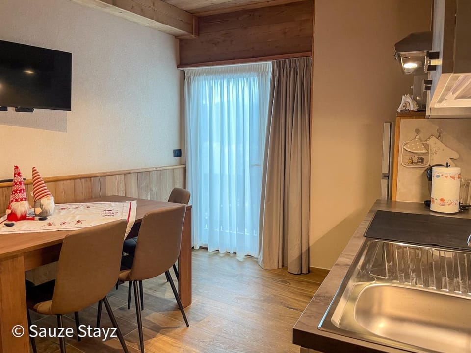 TV and multimedia, Kitchen or kitchenette, Dining area, oven, stove