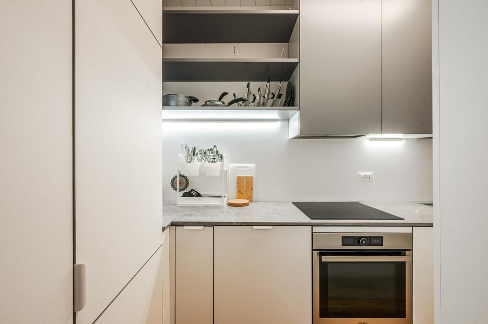 Coffee/tea facilities, Kitchen or kitchenette, oven, stove