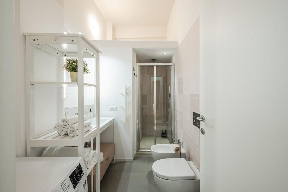 Shower, Toilet, Bathroom, bidet, towels