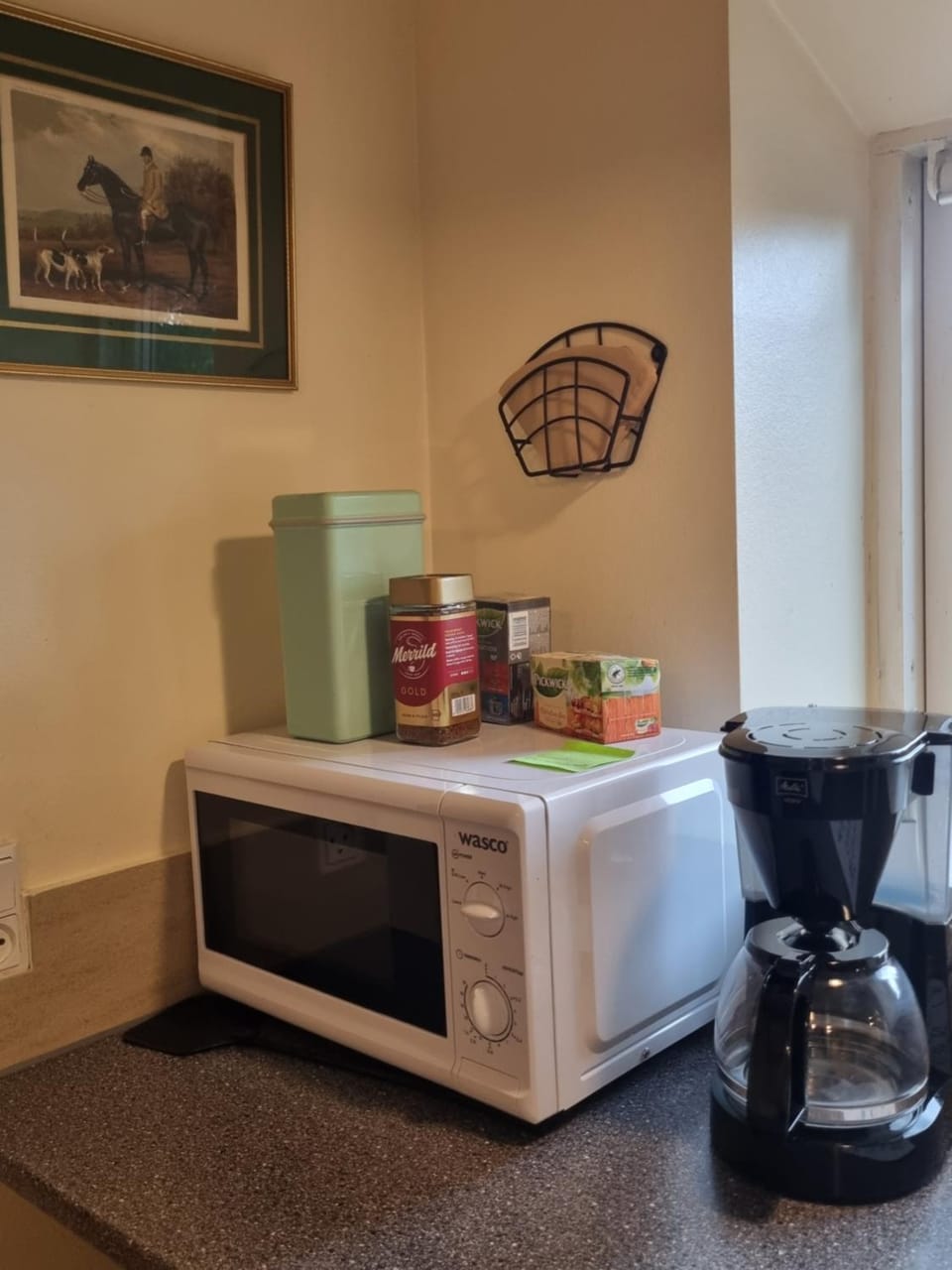 Kitchen or kitchenette, Food and drinks