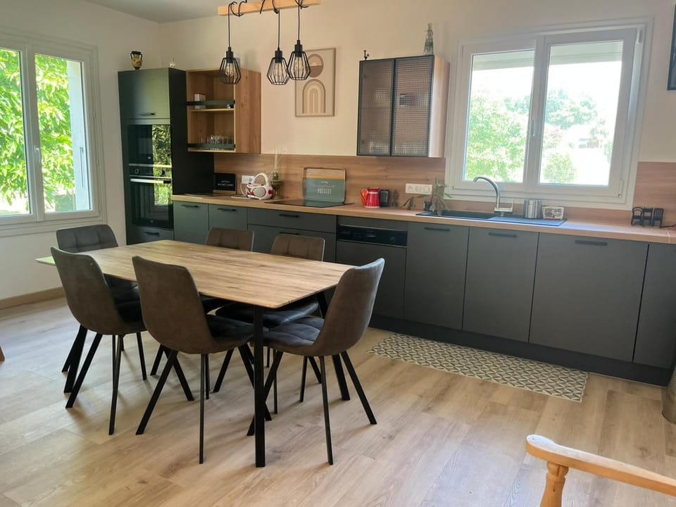 Kitchen or kitchenette, Dining area, oven, stove