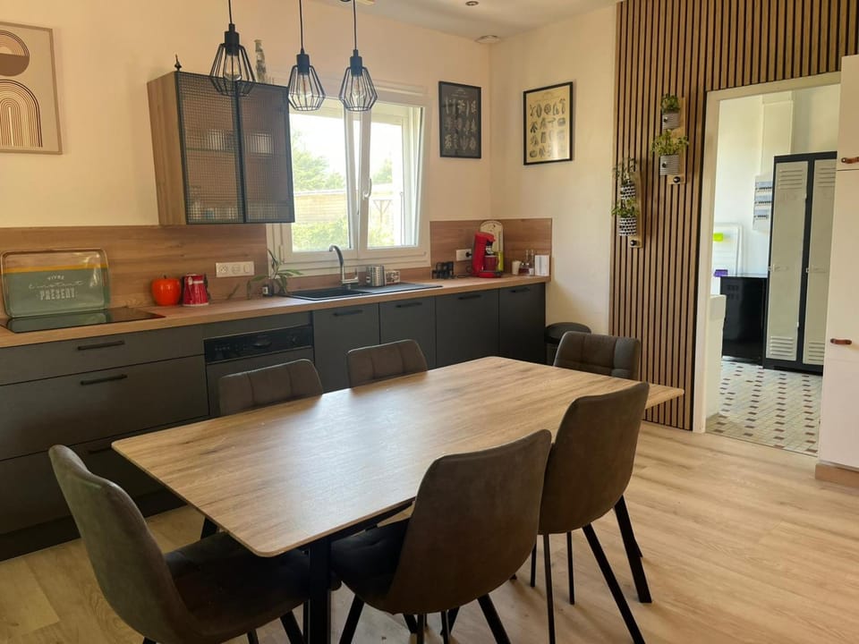 Coffee/tea facilities, Kitchen or kitchenette, Dining area, oven, pet friendly, stove, toaster