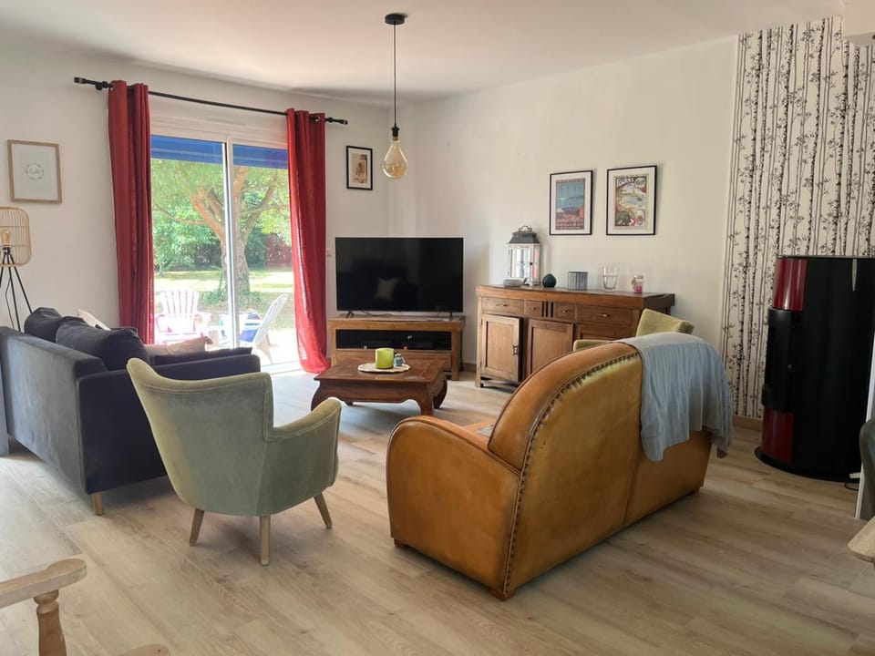 Communal lounge/ TV room, TV and multimedia, Living room, Seating area, internet