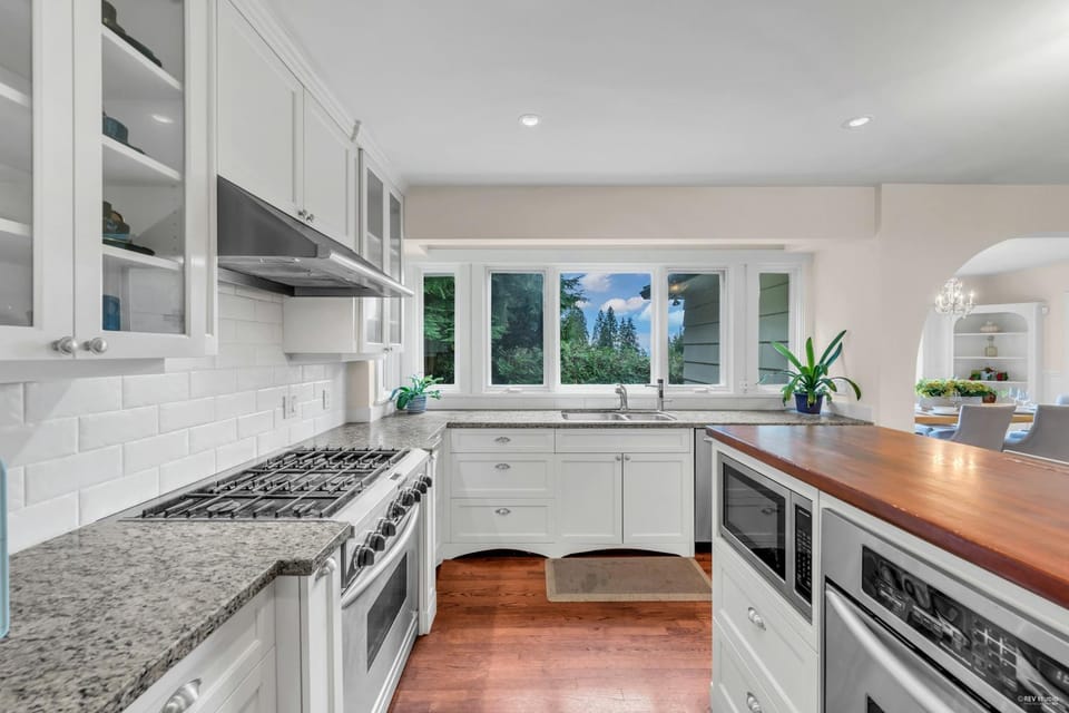 Kitchen or kitchenette, dishwasher, stove