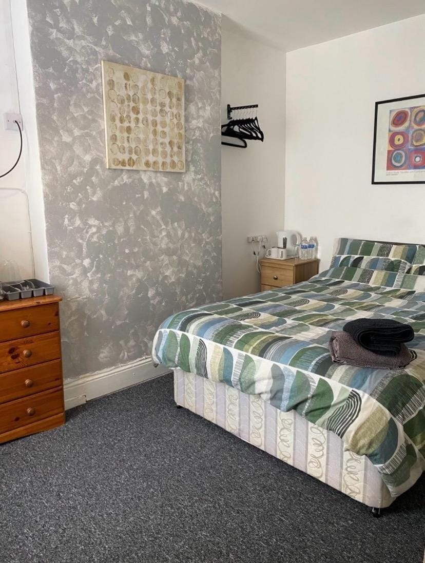 Kettering Town Double Rooms with TV Ideal Professional workers for longer stays Shared bathroom kitchen & Lounge Vacation rental in Kettering