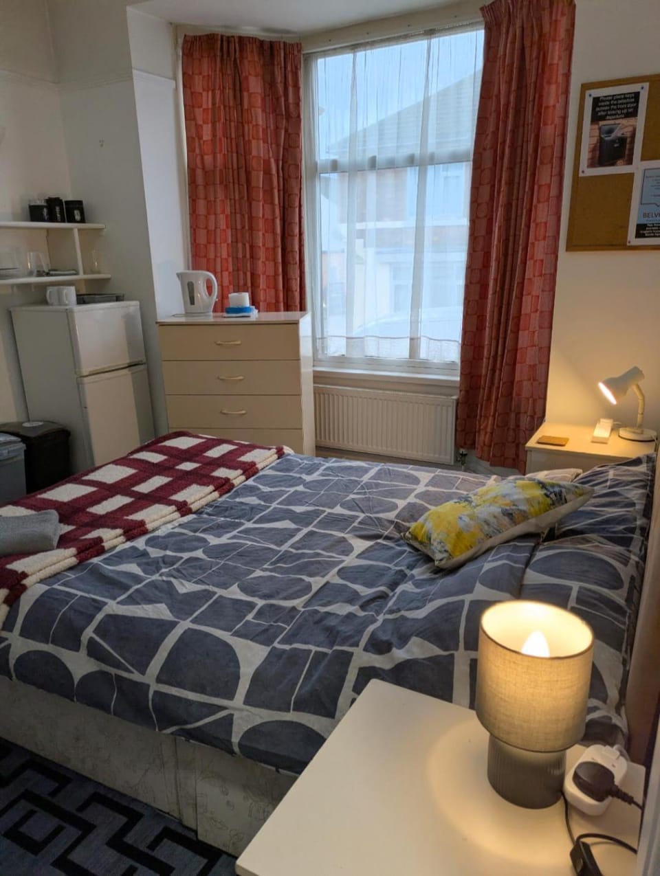 Kettering Town Double Rooms with TV Ideal Professional workers for longer stays Shared bathroom kitchen & Lounge Vacation rental in Kettering