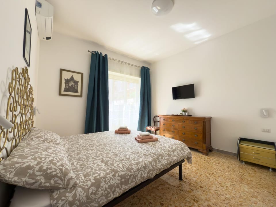 Bed, TV and multimedia, Photo of the whole room, Bedroom, towels, air conditioner