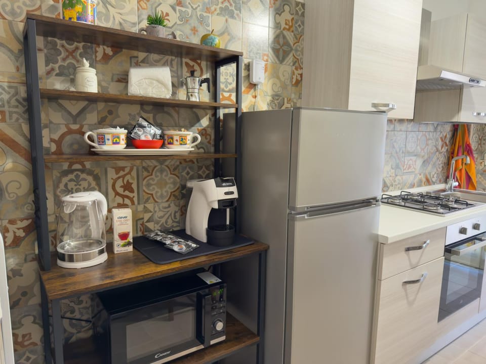 Coffee/tea facilities, Kitchen or kitchenette, oven, stove, toaster