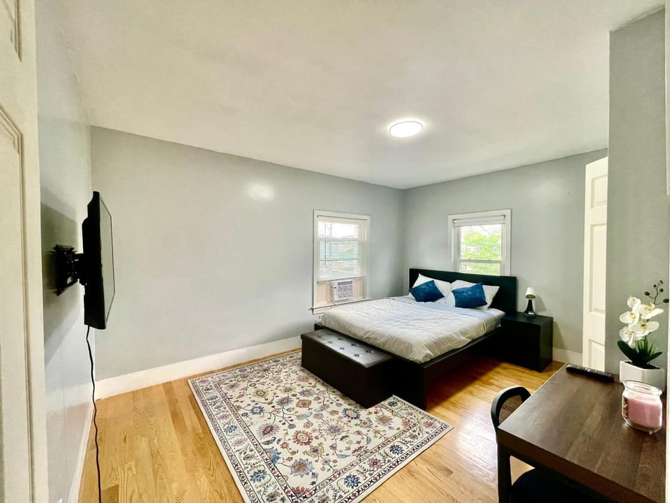 Bed, TV and multimedia, Seating area, Bedroom, wardrobe, air conditioner