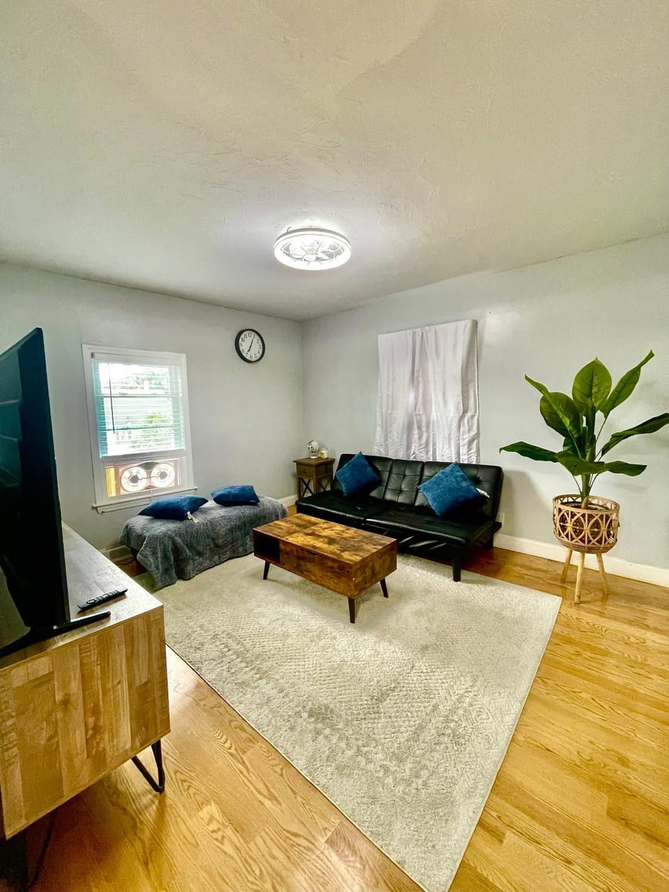 Communal lounge/ TV room, TV and multimedia, Living room, Seating area, Evening entertainment