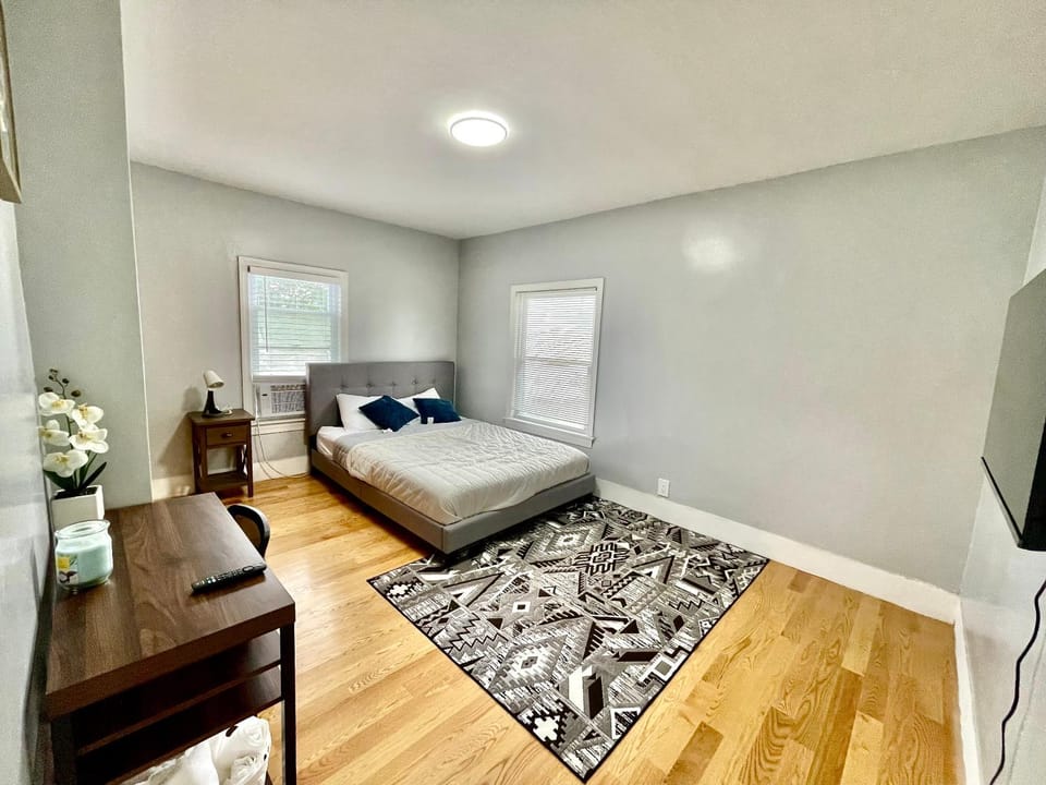 Bed, TV and multimedia, Seating area, Bedroom, wardrobe, air conditioner