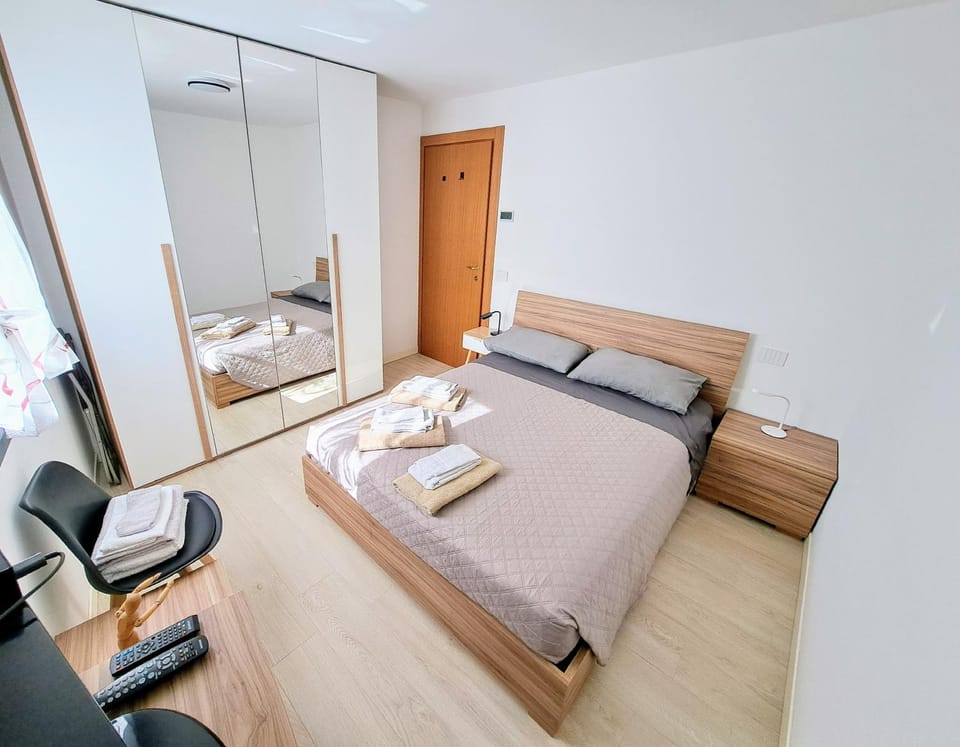 Bed, TV and multimedia, Photo of the whole room, Bedroom, wardrobe