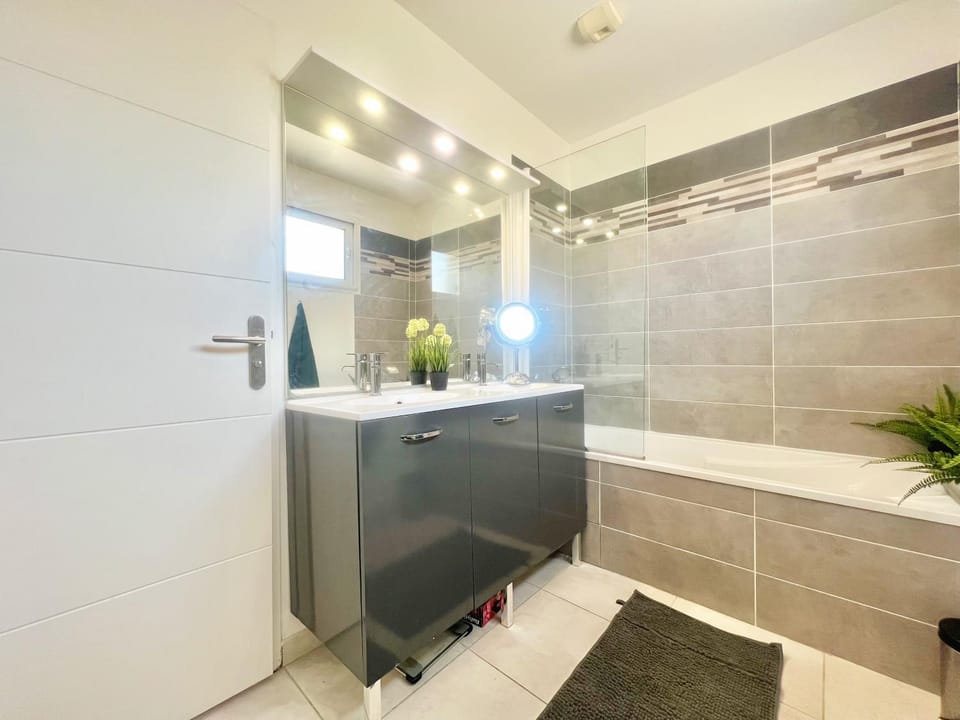 Casa Masena - 9 personnes, CLIM, Jardin, 7 lits, 2 WC Apartment in Provence-Alpes-Côte d'Azur