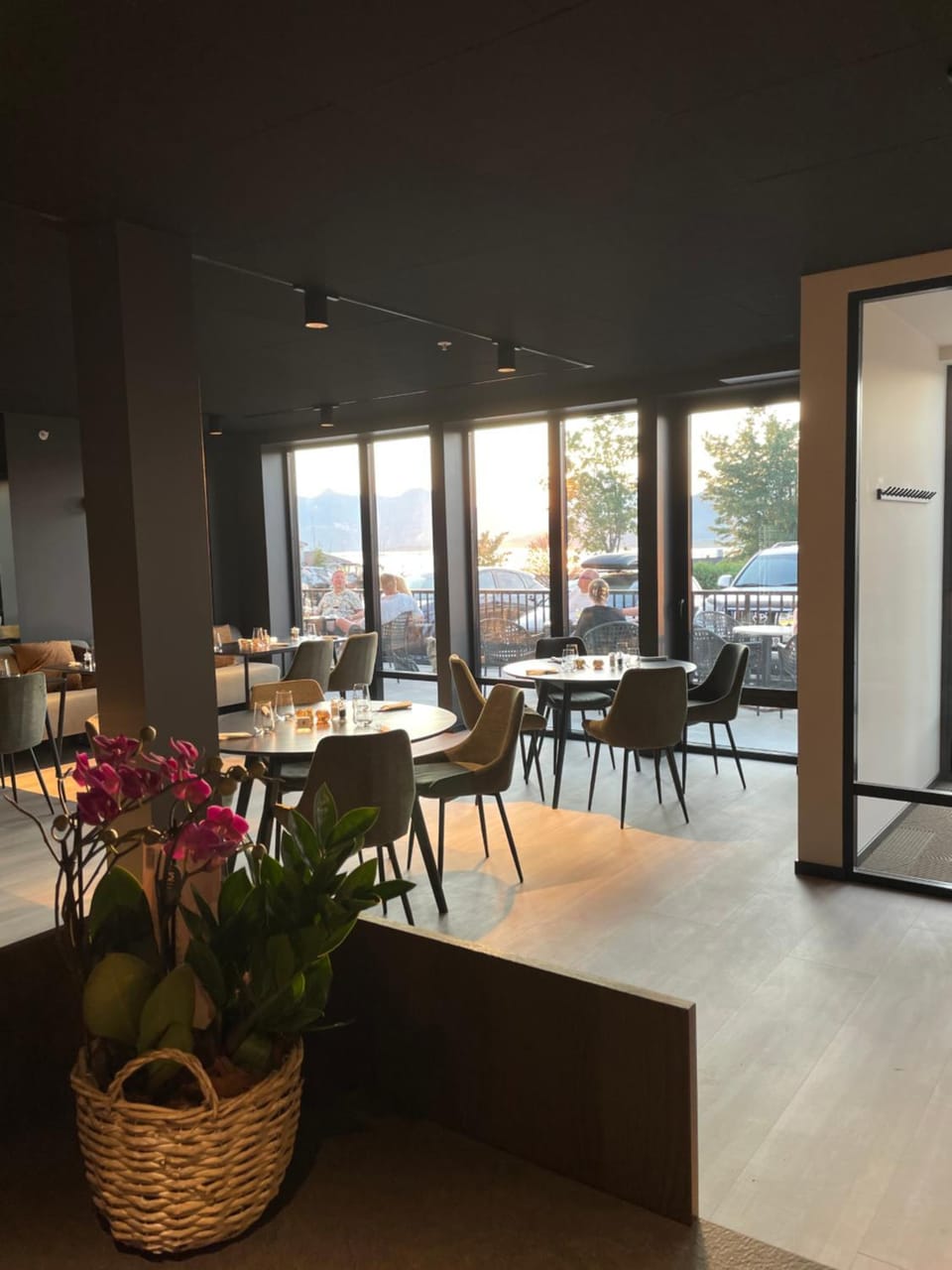 Restaurant/places to eat, Restaurant/places to eat, Banquet/Function facilities, Seating area, Dining area