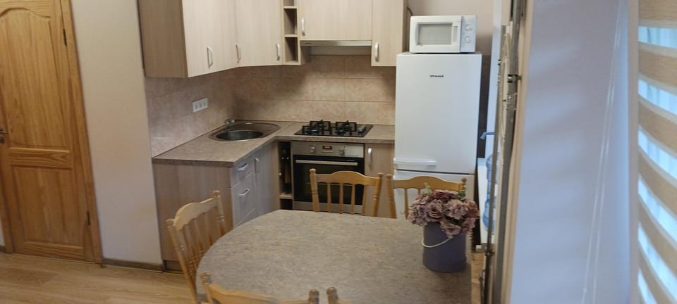 Kitchen or kitchenette, Dining area, minibar, oven, stove
