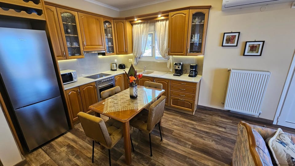Kitchen or kitchenette, Dining area, oven, stove, toaster