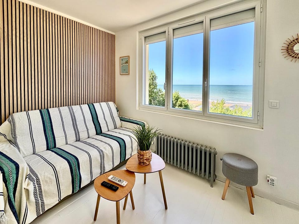 Seating area, Sea view, internet