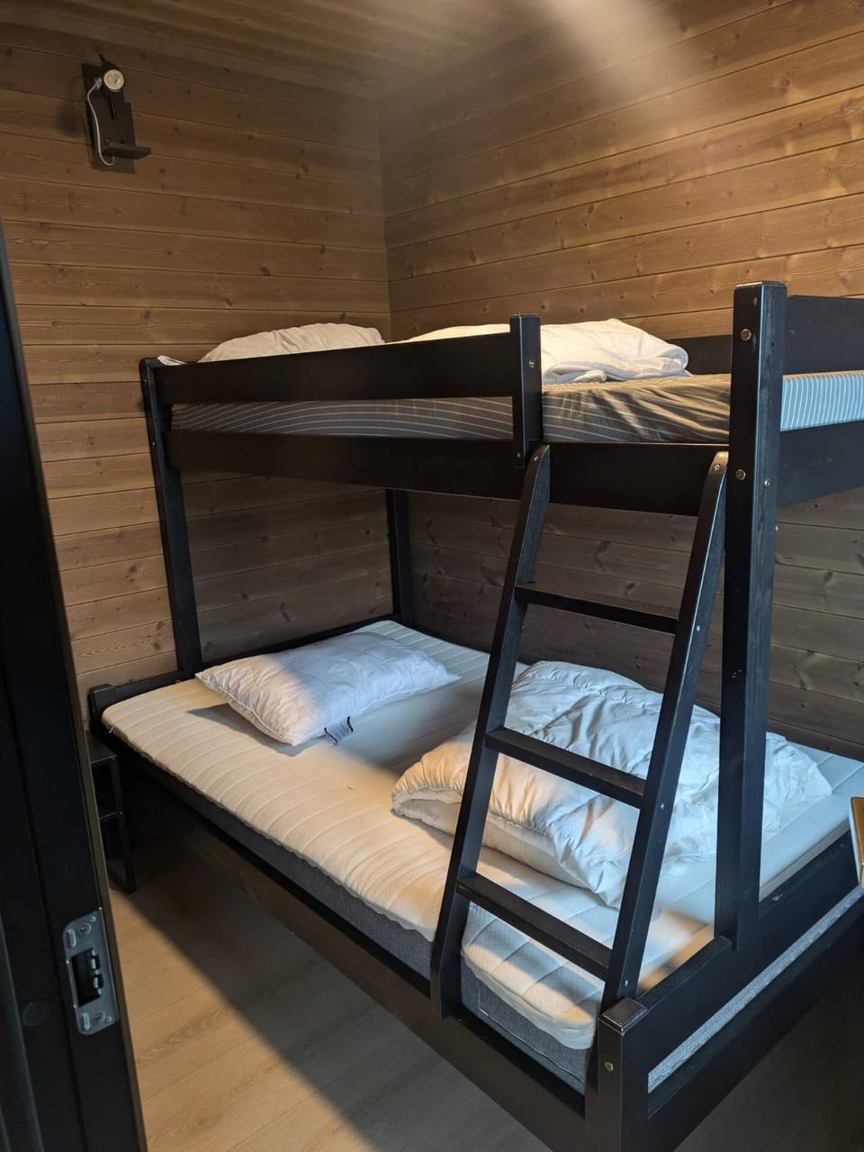 2 cabins surrounded by beautiful nature Cabin in Vestland