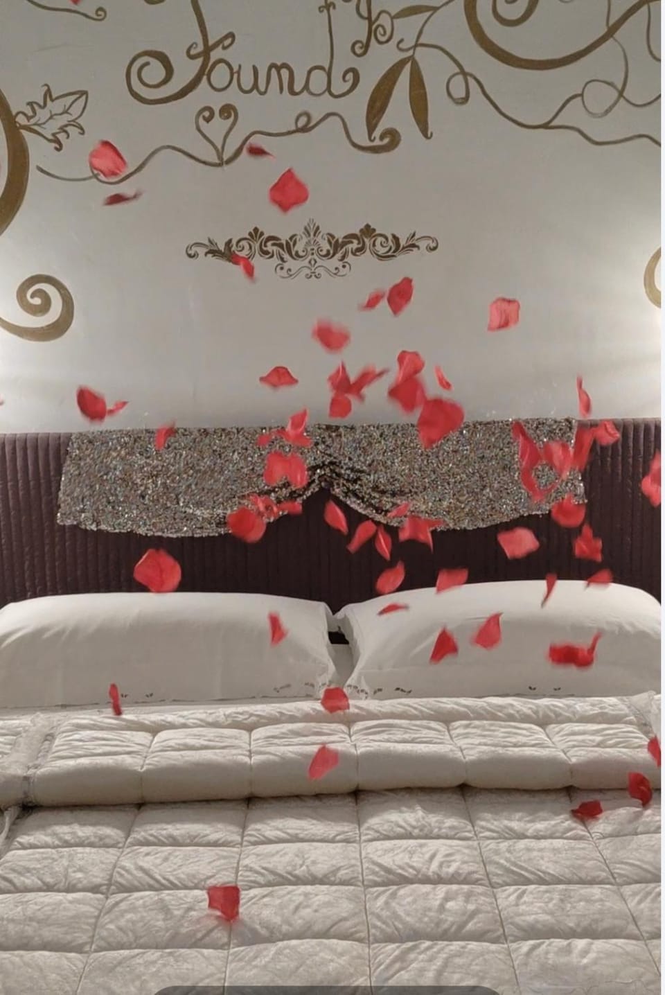 Bed, Photo of the whole room, Decorative detail, Bedroom