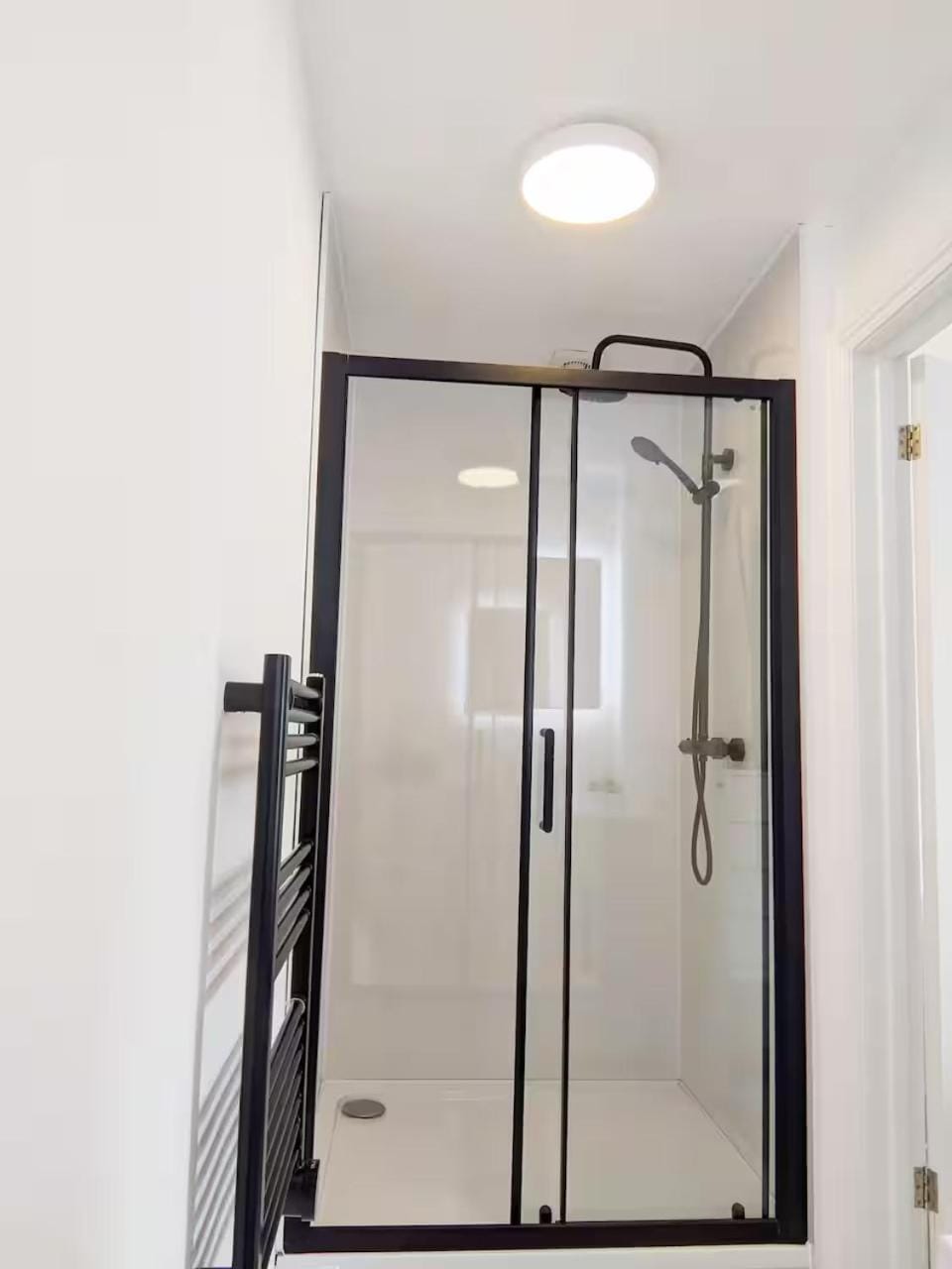 Private self-contained double bed & ensuite House in England