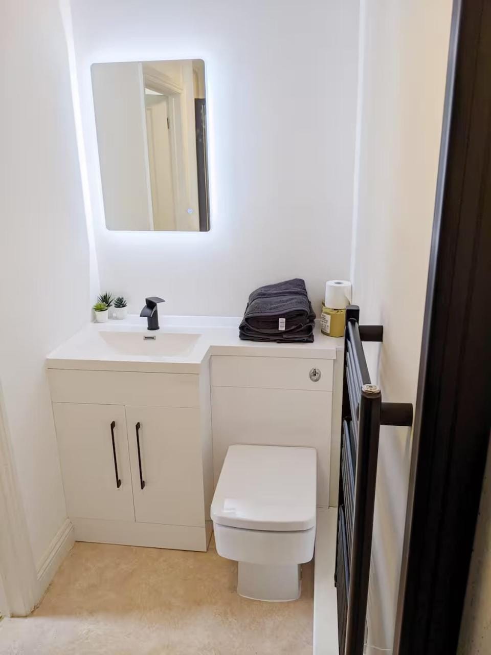 Private self-contained double bed & ensuite House in England