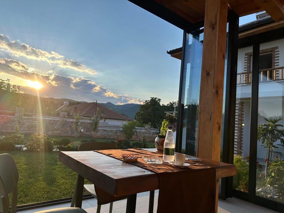 Restaurant/places to eat, Garden, Coffee/tea facilities, Garden view, Mountain view, Sunset