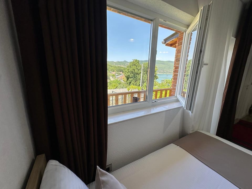 Bed, Lake view