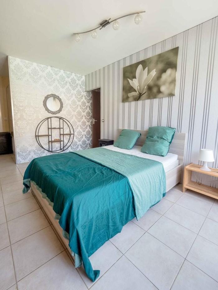 Bed, Photo of the whole room, Bedroom