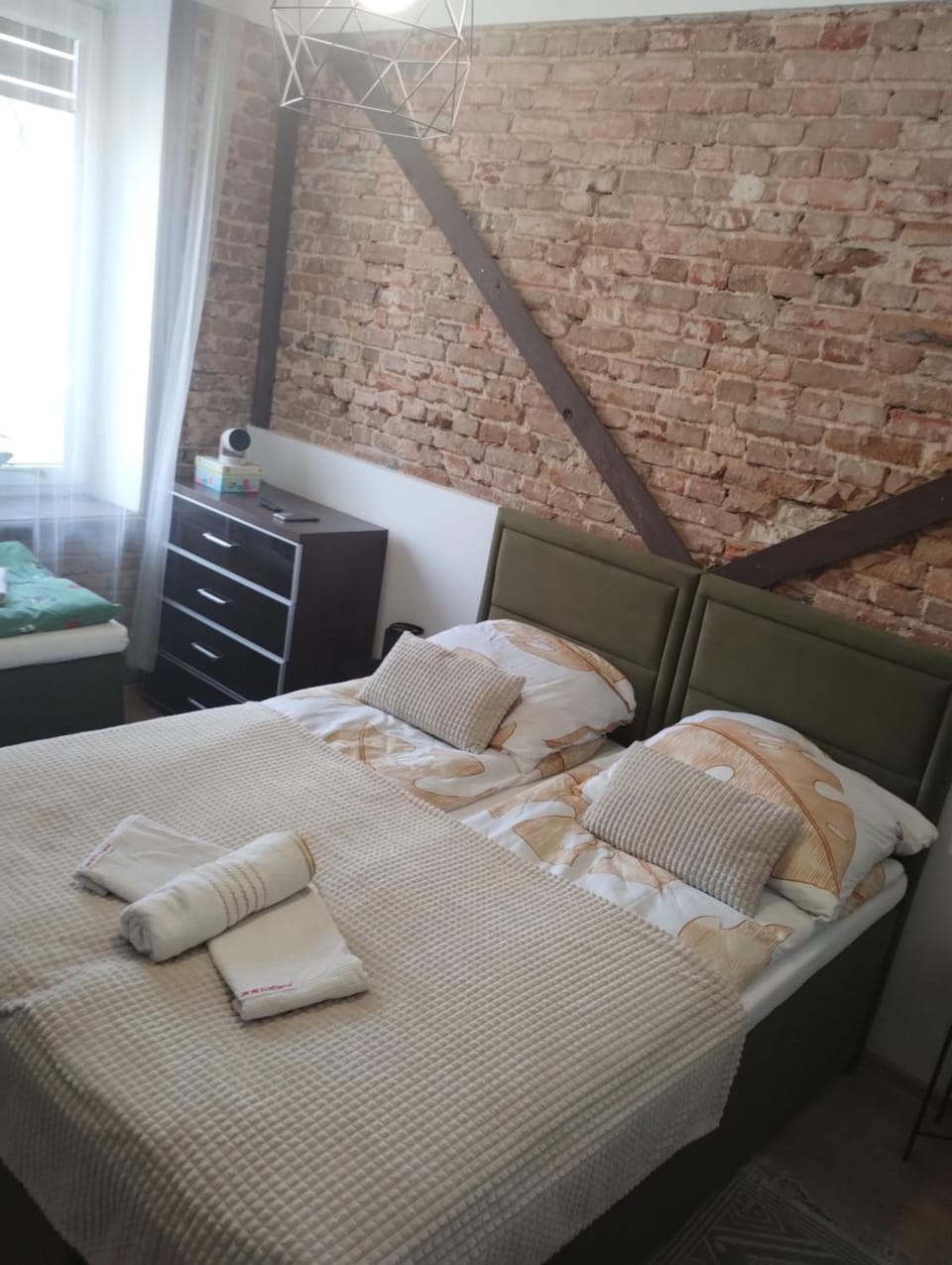 Bed, Bedroom, towels