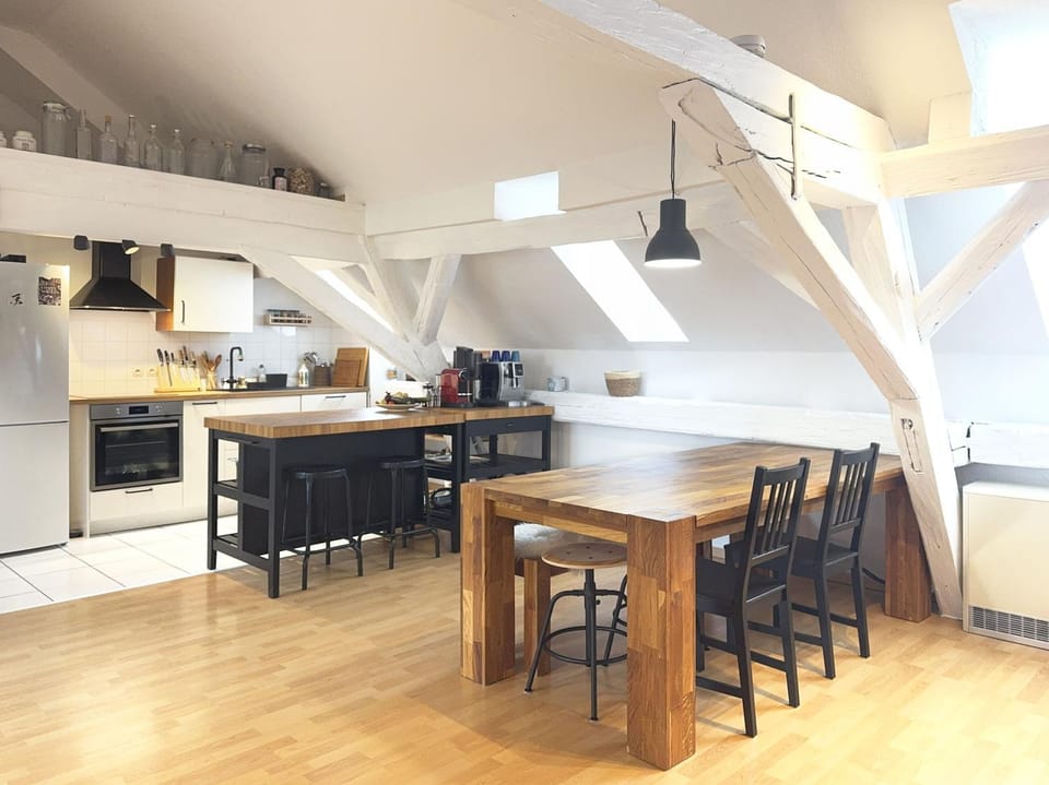 Coffee/tea facilities, Kitchen or kitchenette, Living room, Seating area, Dining area, stove