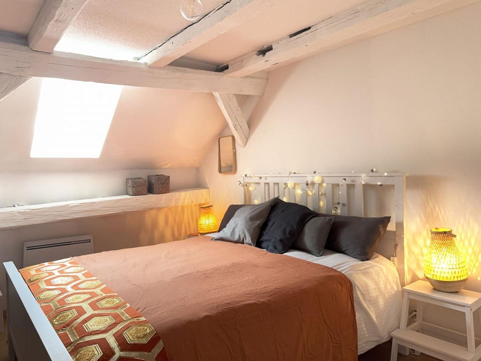 Bed, Photo of the whole room, Bedroom