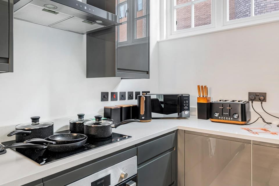 Coffee/tea facilities, Kitchen or kitchenette, dishwasher, oven, stove, toaster