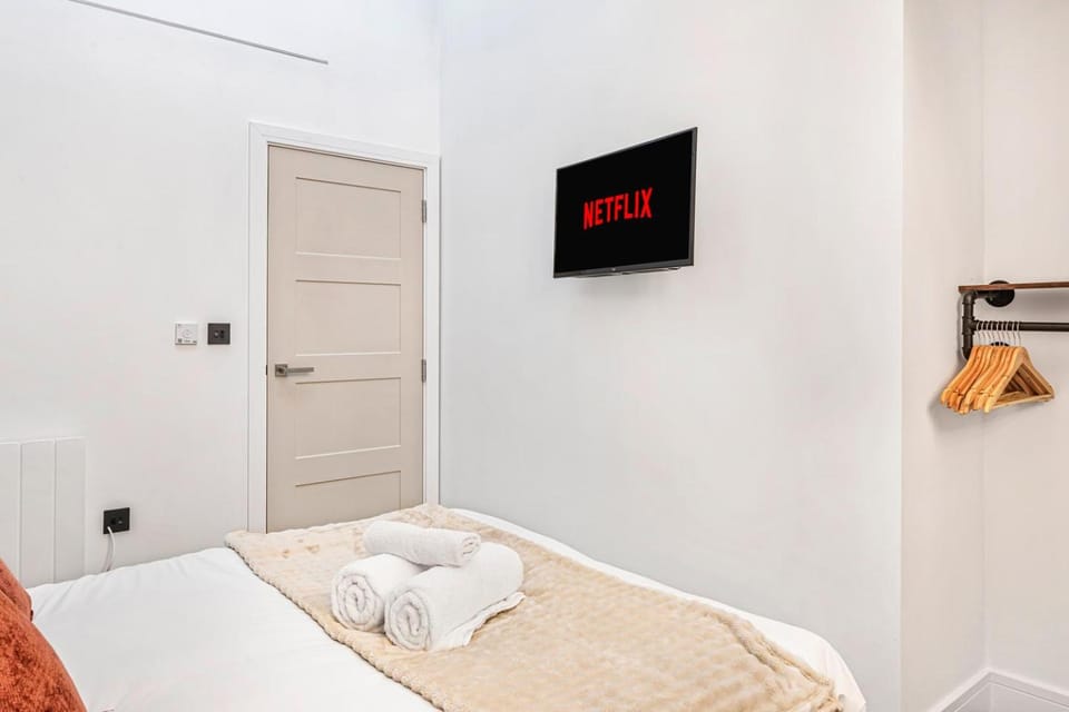 Bed, TV and multimedia, Bedroom, towels